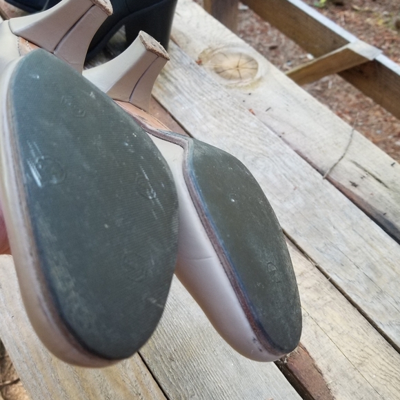 Size 9 Dance Shoes Capezio Ballet Ladies Leather Grey - Picture 3 of 9